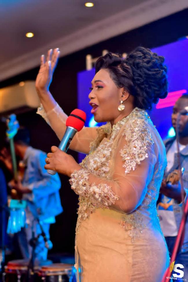 FACE A LA PRESSE ESTHER MWANGA WILUNGULA DEVOILE LES CONTENUS DES CHANSONS DE L’ALBUM NE CRAINS RIEN.