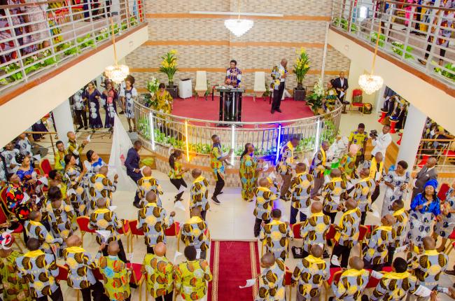 Religion : COMME JESUS-CHRIST, INJURIE, IL NE RIPOSTAIT PAS PAR L’INJURE ET QUAND ON LE FAISAIT SOUFFRIR, IL NE FORMULAIT AUCUNE MENACE, MAIS REMETTAIT SA CAUSE ENTRE LES MAINS DU JUSTE JUGE, TELLE EST NOTRE ATTITUDE EN 10 ANS DE L’ECEC, PASTEUR COSMA WILUNGULA